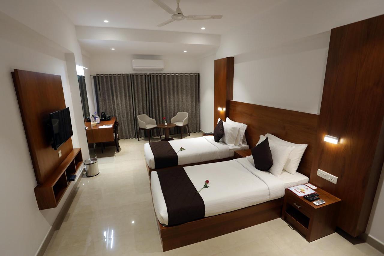Hotel Iswarya Residency à Kottayam Extérieur photo