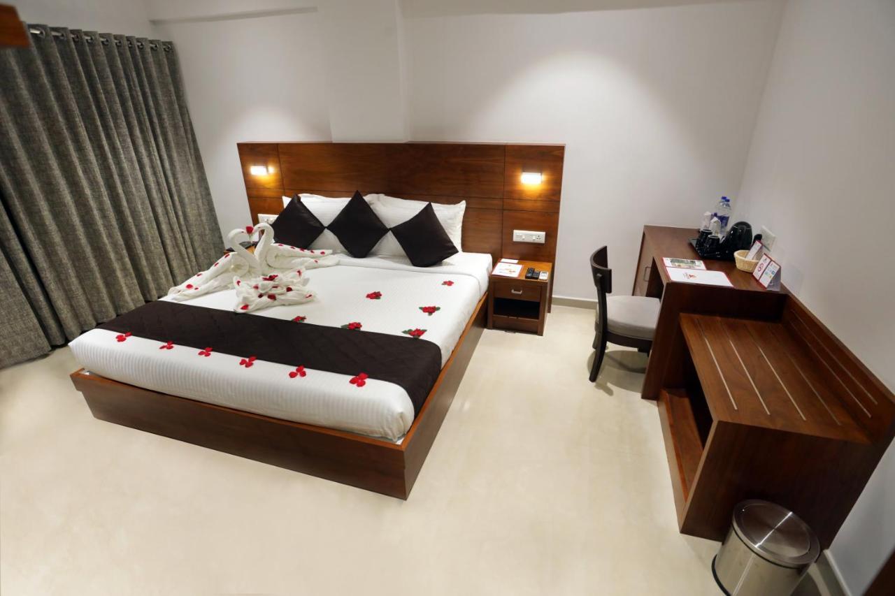 Hotel Iswarya Residency à Kottayam Extérieur photo