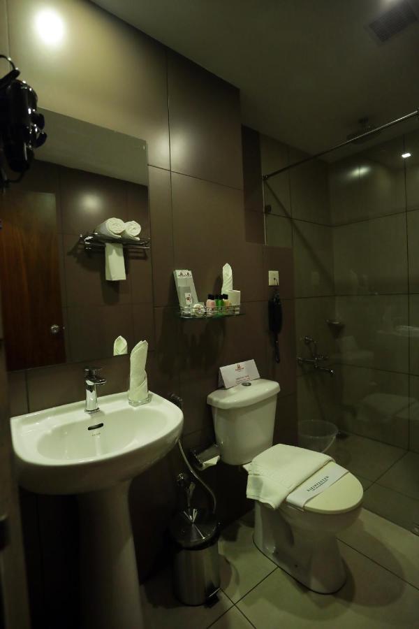 Hotel Iswarya Residency à Kottayam Extérieur photo